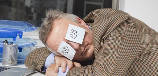 LA SIESTE AU BUREAU