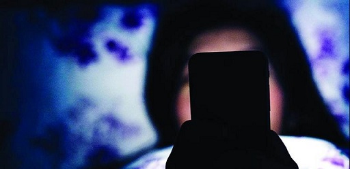 Plus d’1/2 femmes « couchent » avec un smartphone
