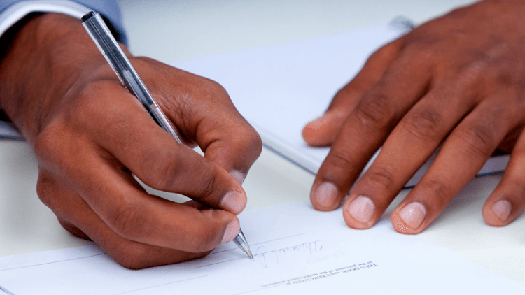 Etes-vous prêt à signer un contrat prénuptial de « médias sociaux »?