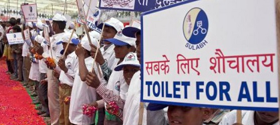 Des toilettes et des comptes bancaires pour les pauvres indiens