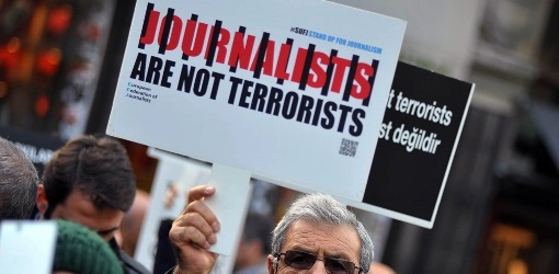 LES JOURNALISTES TRAVAILLENT DANS « UN CLIMAT DE PEUR «