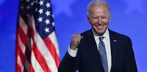 BIDEN FILE À LA MAISON BLANCHE