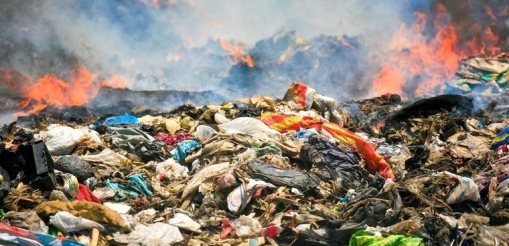 LA CRISE DES DÉCHETS TEXTILES